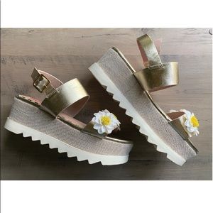 Betsey Johnson✨ “Pipper” Platform Sandal